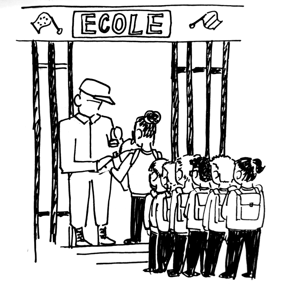 Un policier contrôle le contenu des sacs d'élèves en rang devant l'entrée d'une école